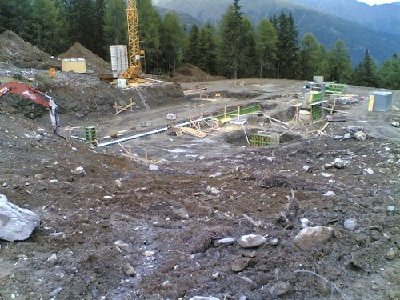 Bei der Talstation wurde gebaggert und betoniert, die Garagierung der Sesseln wird wohl der Größe nach im Tal sein.