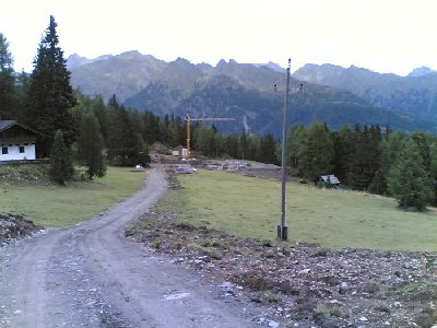 Das ist der Blick von der alten Talstion des Raderliftes auf die neue Talstation. So viel weiter nach unten wurde sie gar nicht versetzt.