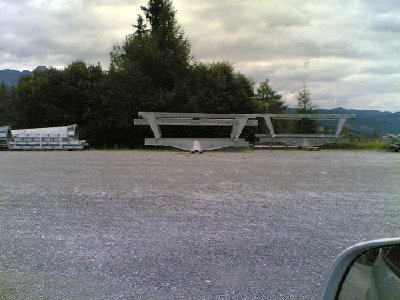 Am Parkplatz unten liegen schon jede Menge Bauteile