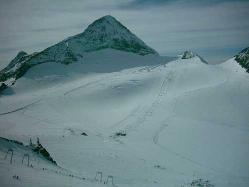 Blick auf die zwei Gletscherlifte