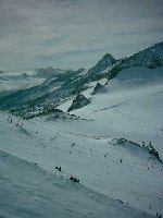 wolkenmehr im hintergrund und piste im vordergrund