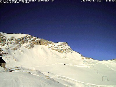 Wird am Platt der erste Schnee in die Lifttrassen geschoben. Wenn ich mir das so ansehe, könnte es eigentlich - kein längere Föhneinfluß vorausgesetzt - im Oktober losegehen..wenn man denn will.
