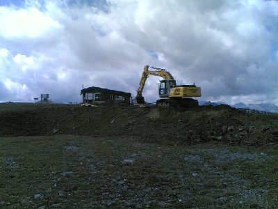 An der Bergstation der 3er-KSB Aineck wird eine bessere Verbindung zum obersten Schlepplift am Gipfel gemacht......