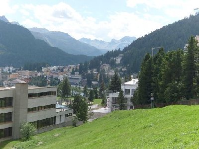 Dorf (links: Grundschule)