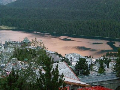 An dem Abend hatte der See so einen rötlichen Ton, hat meine Kamera gut drauf bekommen.