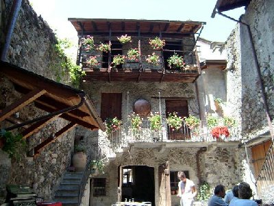 Hier haben wir gegessen, kein Tourist in der Nähe, nur Einheimische, Kellnerin konnte auch kein Deutsch, aber immerhin etwas Englisch, aber da ich halbitaliener bin muss ich ja auch Italiensich können, also kein Problem. P.S weiterzuempfehlen, bei fragen