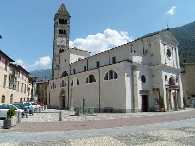 Eine mir unbekannte Kirche (im Ortskern)