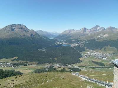 Das berühmte Panorama auf die Engadiner Seenplatte, das Wetter könnte nicht besser sein.