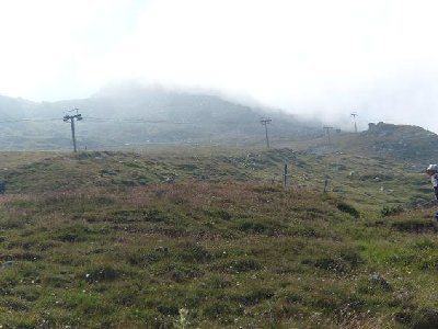 In dieses Höhen bleiben manchmal Nebelschwaden an den Bergen hängen, sieht aber auch Interessant aus.