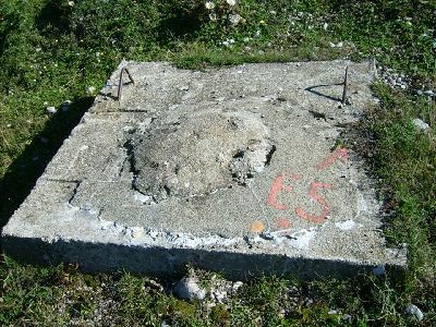 Fundament in der Wiese