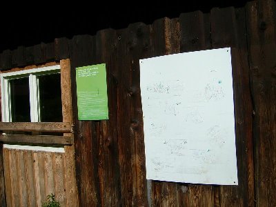 Schilder an der Holzhütte...
