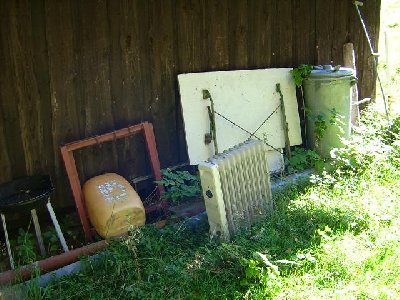 Müll an der rechten Holzhütte...