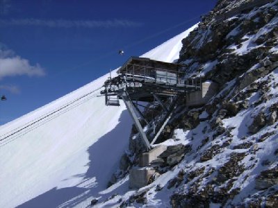 Bergstation des stillgelegten Schleppers im Fels