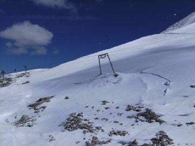 Blick zum stillgelegten Schlepper vom Sessellift aus