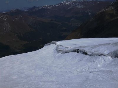 einziges Engstück an der TFH-Abfahrt, wahnsinniger Höhenunterschied zum vermatteten Bereich