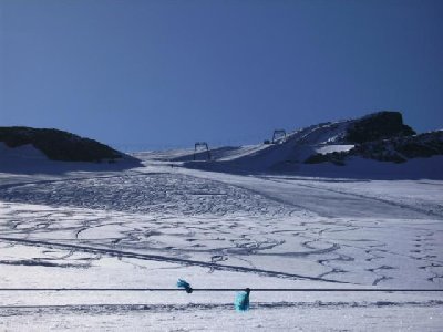 schöne Spuren im Tiefschnee