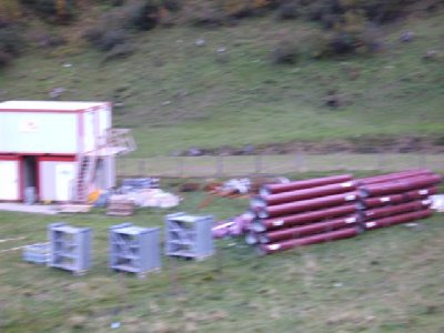 rumliegende Teile an der Baustelle