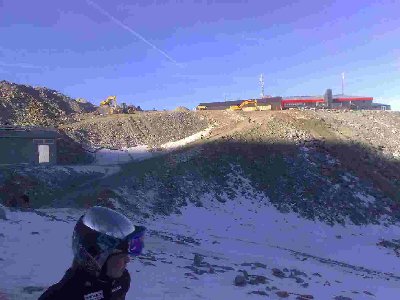 Sogar von Kabinenbahn zu die Piste musste man zu Fuss hoch und runter gehen! Und das bei 150 cm???? Na!