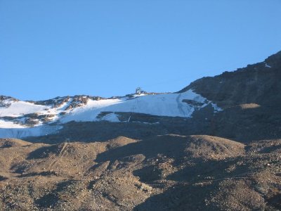 Hier sieht man die drei verbliebenen Gletscherstützen des SL Triftji sehr gut - sowie das unruhige Gelände, das sehr viel Naturschnee benötigt
