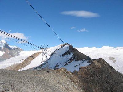 Blick vom Hohtälli nach Osten. Das Seil der Stockhorn-PB ist demontiert, eine Kabine sieht man im Bild. Das Seil liegt aufgerollt im oberen Abschnitt der &amp;quot;White Hare&amp;quot;.