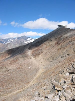 Hier sieht man, dass die etwas mehr als ziehwegbreite &amp;quot;Kellensee&amp;quot; auf etwa 3150 m Höhe von der &amp;quot;White Hare&amp;quot; abzweigt.