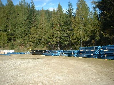 Bereits geliefertes Material. Ich tippe auf Rohre für die Beschneiungsanlage.