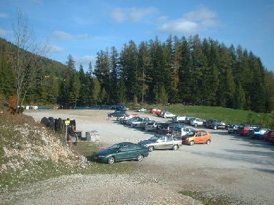 Der gesperrte Parkplatz. Hie hat noch viel Platz. (Vielleicht doch noch ein Sessellift?)