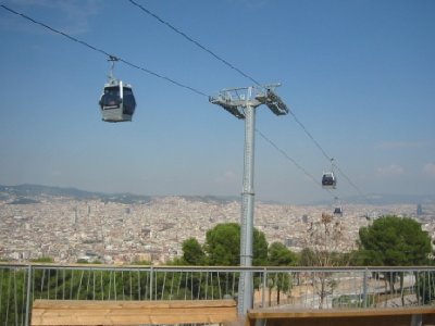 Blick von der Bergstation zur Mittelstation mit Blick auf Barcelona