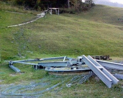 Der Skilift wurde demontiert. Alles was übrig bleibt sind einige Trümmer.