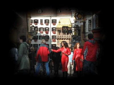 Blick aufs goldene Dachl von der Strassenbahn aus