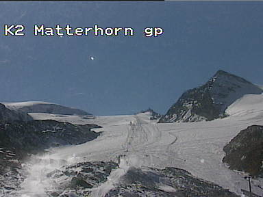 Blick auf Sommerskigebiet Kleines Matterhorn vom Trockener Steg aus<br /><br />Volle Lanzenbeschneiung auf der Gandeggabfahrt und SL