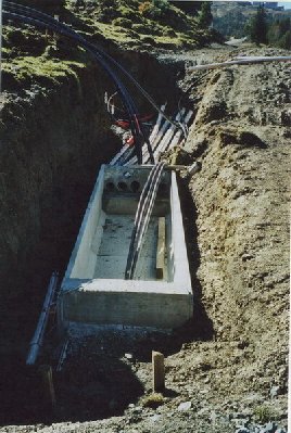 Dies sind die Beschneiungsschächte in der Nähe der Talstation der Honeggbahn.