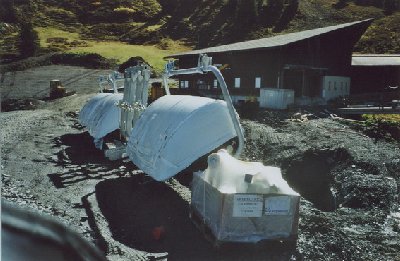 3 Sessel wurden bei der Talstation der Bahn gelagert, der Rest auf dem Parkplatz der Mähnlichenbahn
