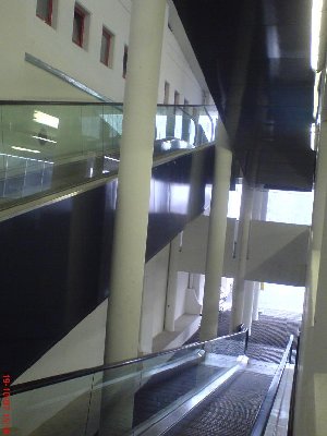 herausgeputzt hat sich das Skigebiet in den letzten Jahren. Hier der sehr komfortable Zugang von der Parkgarage über zig Rolltreppen