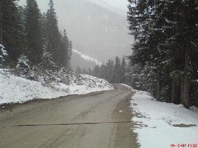 eider ist der unter Teil der Familienabfahrt immernoch nicht verbreitert, obwohl die Rodungen rechts schon seit Winter 2006/07 Bestand haben. Die Breite ist nur Marke „Skiweg“