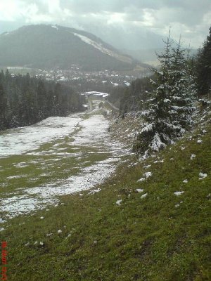 Blick auf den Brandlift, im unteren Bereich wurde der rechte Hang gerodet, damit der Zusammenfluss der beiden Talabfahrten  Hochangerlift und Familienabfahrt und Übungshang) besser klappt.<br />Hinten der Gschwandtkopf
