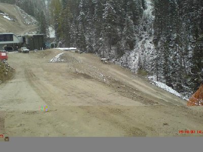 dieFamilienabfahrt wurde ein wenig anders trassiert,  beim alten DSB war rechts noch Wald, wo es jetzt etwa  6m steil herunter geht