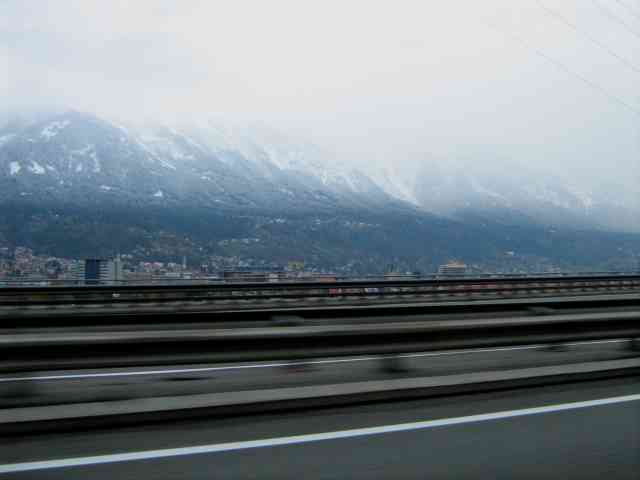 Sonntag 21.10 um ca. 18.00  Innsbruck von der Autobahn aus