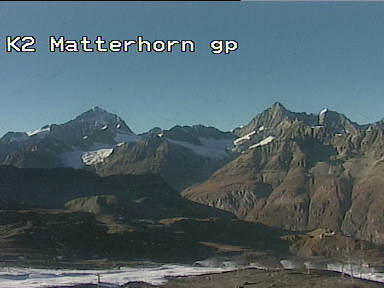 Hier sieht man schön die beschneite Piste Theodulsee und im unteren Bereich die laufenden Lanzen