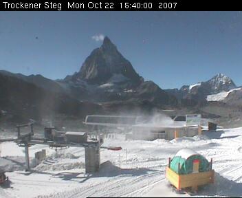 Trockener Steg im Einfahrtsbereich vom Schlepplift Gandegg und Sesselbahn Furggsattel Gletscherbahn<br />Die Lanze an der Garage des Furgsattels läuft non stop