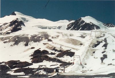 Auch SL Brunnenkogel relativ problemlos ab Einstieg zu betreiben, zumindest noch durchgehend mit Gletscherstützen...
