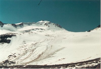 Mittelbergjoch-Bereich kaum wiederzuerkennen. Viel flacher, mit viel mehr Eis, mindestens 30 m Dicke fehlen da (man beachte den Eiswulst am linken Felskopf), Abfahrt bis zum Sommereinstieg