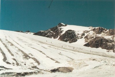 Meiner Ansicht nach im unteren Bereich des Mittelbergbergjoch-Steilhangs (Piste 4), damals viel weniger steil. Oben der unberührte Brunnenkogel