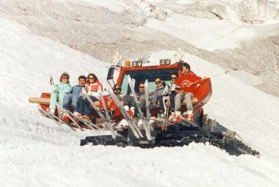 Hier sieht man den wilden Ritt der damaligen Sommerskiläufer