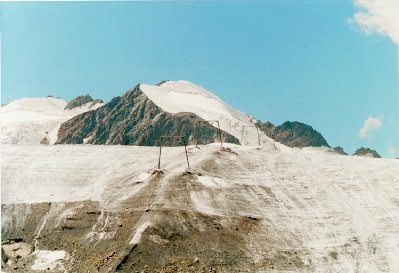 Am SL Brunnenkogel sieht es bereits weniger gut aus - stärkere Ausaperung, deshalb mit Pistenwalzen Fahrt bis zur improvisierten Einstiegsstelle
