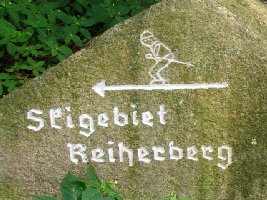 Am Ende des Parkplatzes findet sich auch schon der erste Wegweiser.