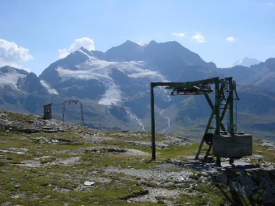 Bergstation mit dem Piz Gambrena und seinem Gletscher im Hintergrund.