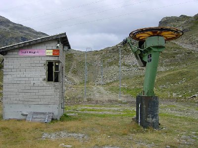 Als Ergänzung noch einige Bilder vom Skilift Bügliet, als er noch stand. Hier die Talstation unmittelbar an der Passstrasse.