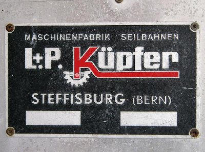Das kleine Schildchen am Gehänge der Kabine gibt Hinweise über den Hersteller der Bahn. Die Kabinen selber stammen jedoch von Gangloff Bern.