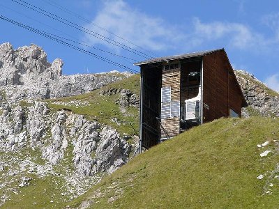 Bergstation der Pendelbahnbahn. Verbunden mit dem Weissfluhjoch ist sie durch einen Skilift.